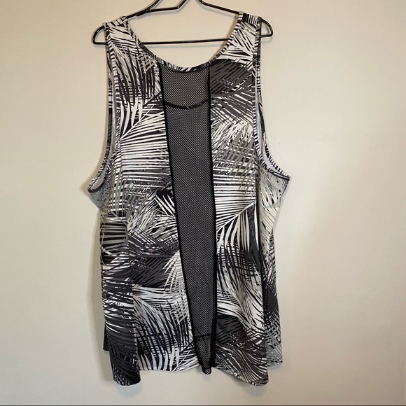 ✨tropical leaf print w/ mesh panel active top✨ - Picture 2 of 3